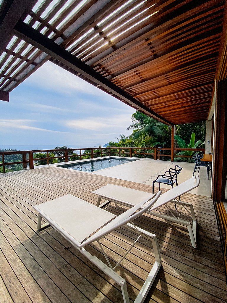 Casa de alto padrão com deck panorâmico e vista total para o