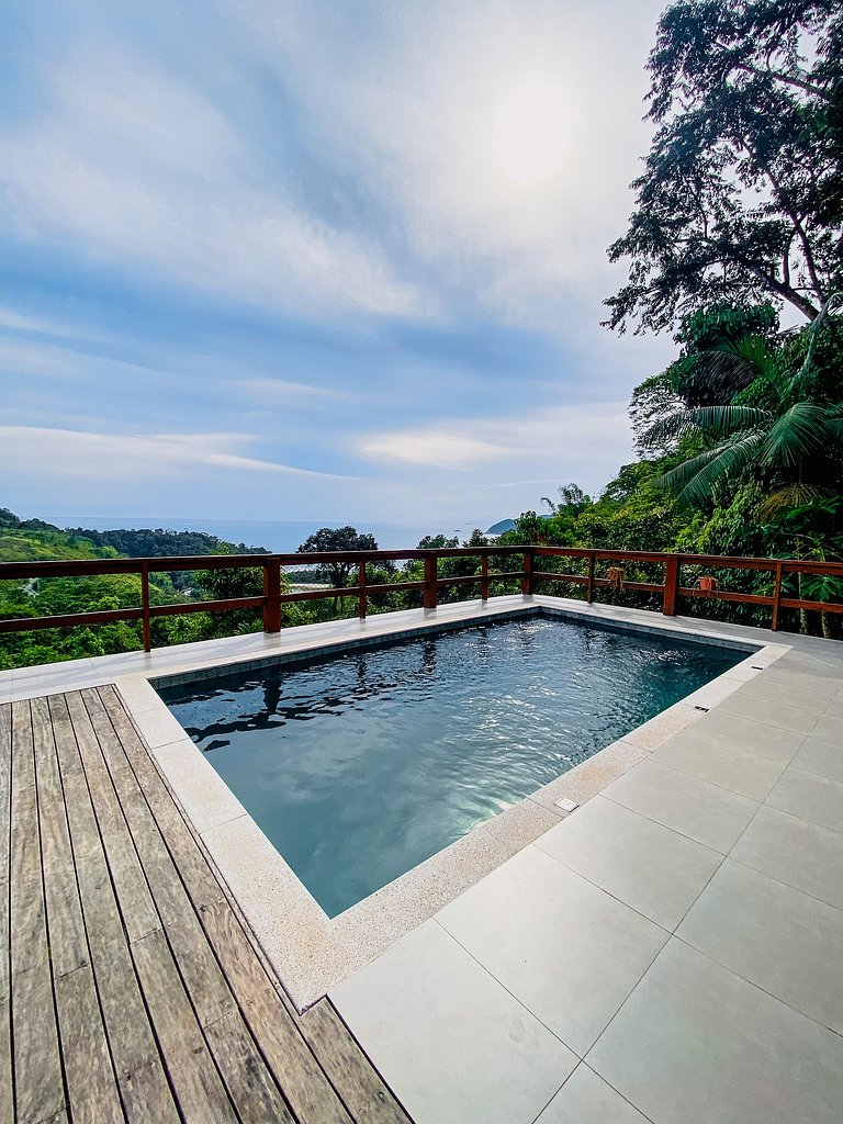 Casa de alto padrão com deck panorâmico e vista total para o