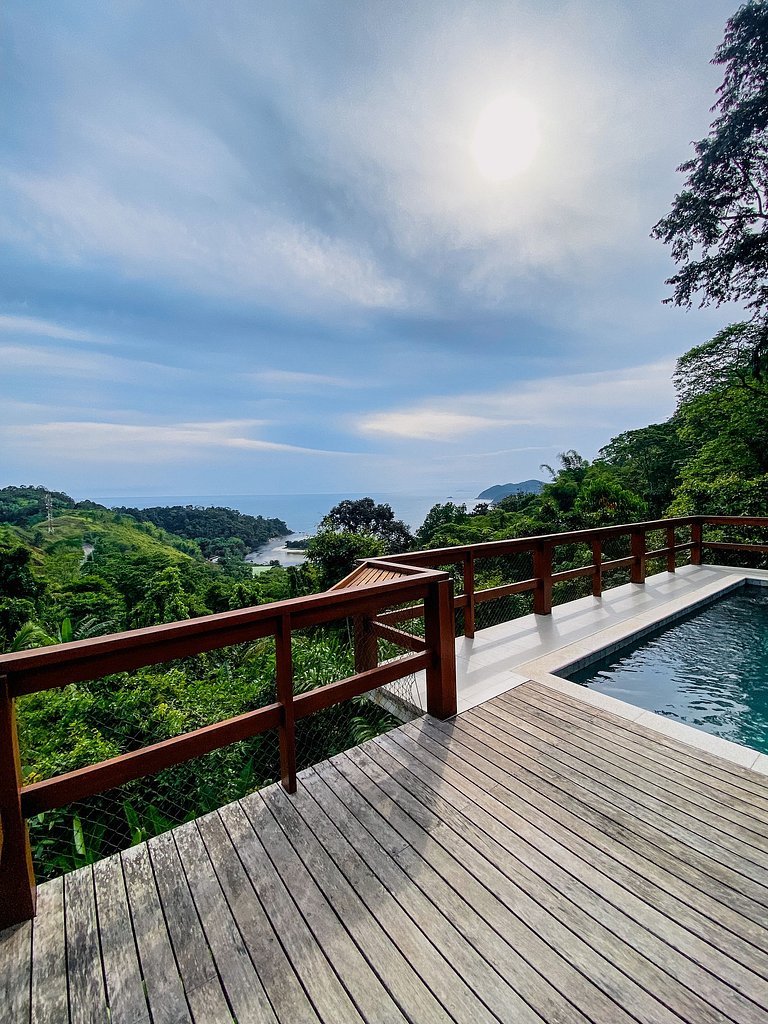 Casa de alto padrão com deck panorâmico e vista total para o