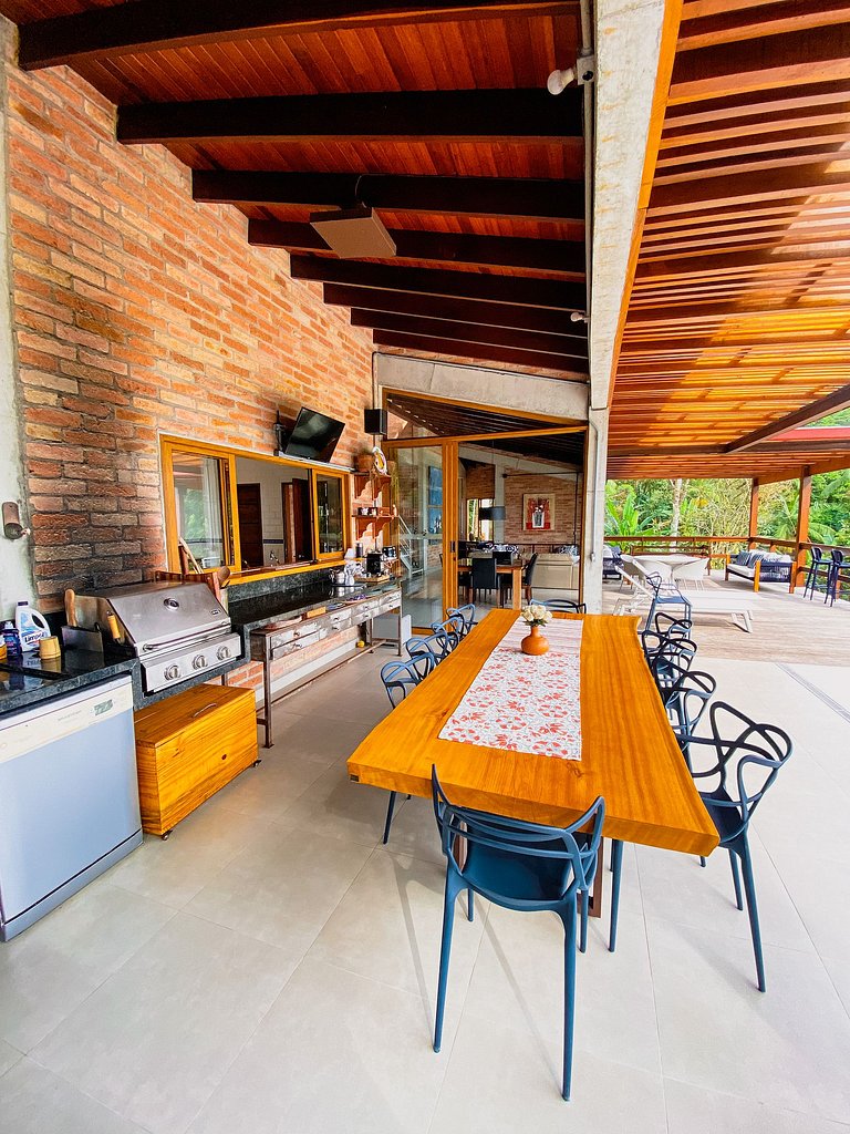 Casa de alto padrão com deck panorâmico e vista total para o