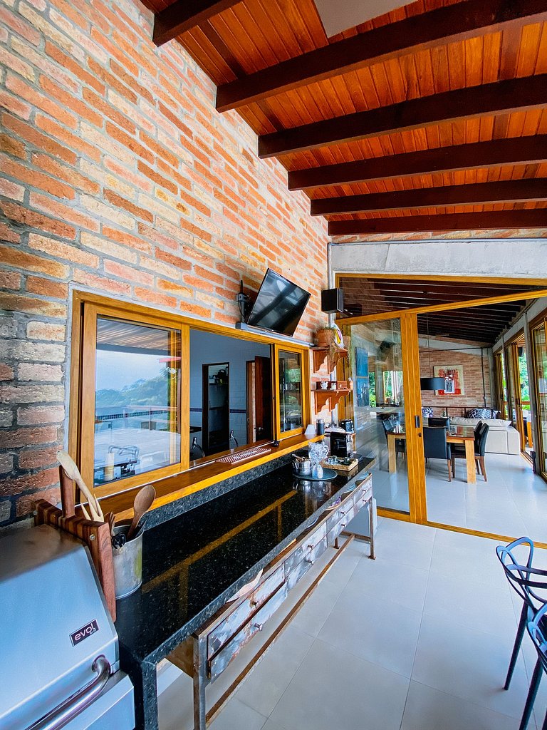 Casa de alto padrão com deck panorâmico e vista total para o