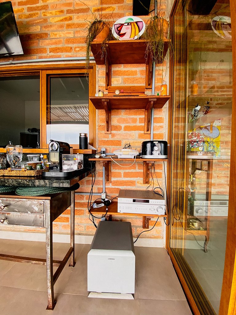 Casa de alto padrão com deck panorâmico e vista total para o