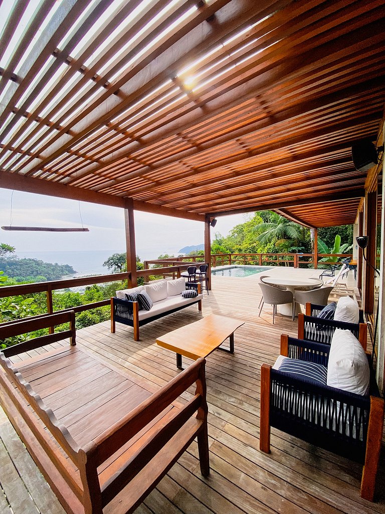 Casa de alto padrão com deck panorâmico e vista total para o