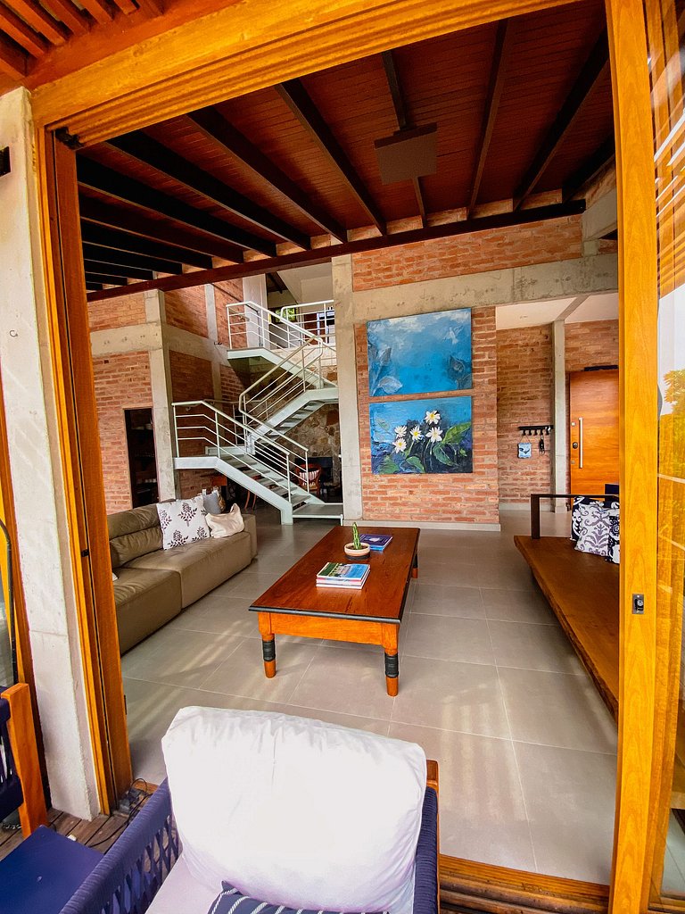 Casa de alto padrão com deck panorâmico e vista total para o