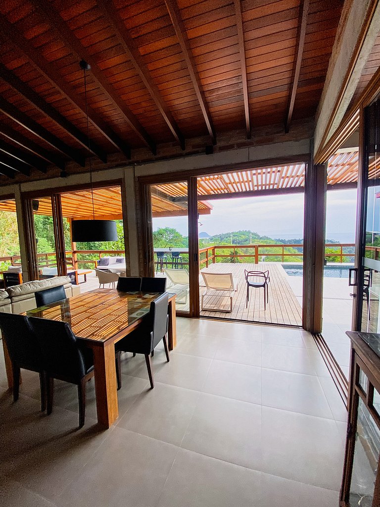 Casa de alto padrão com deck panorâmico e vista total para o
