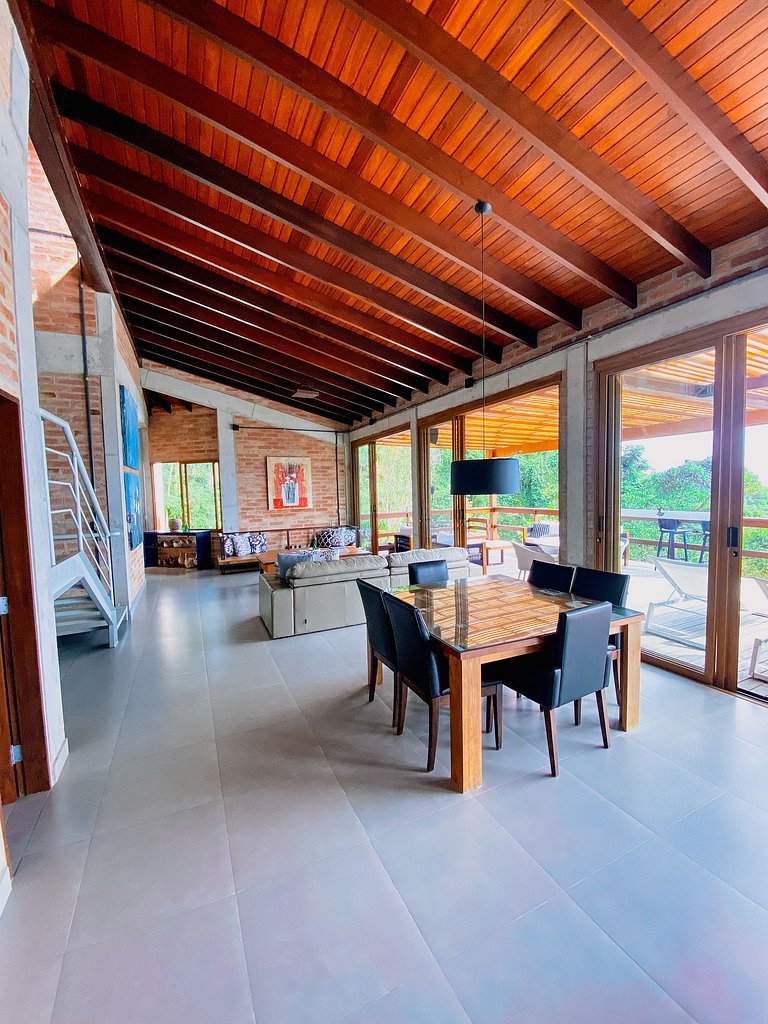 Casa de alto padrão com deck panorâmico e vista total para o