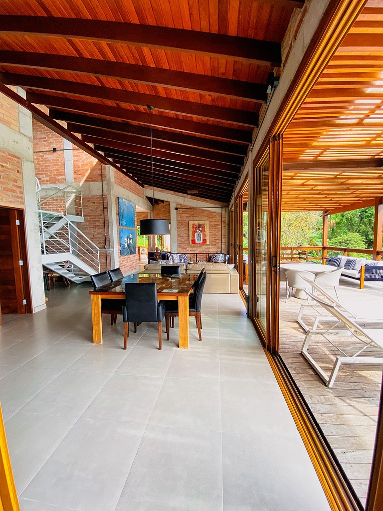 Casa de alto padrão com deck panorâmico e vista total para o