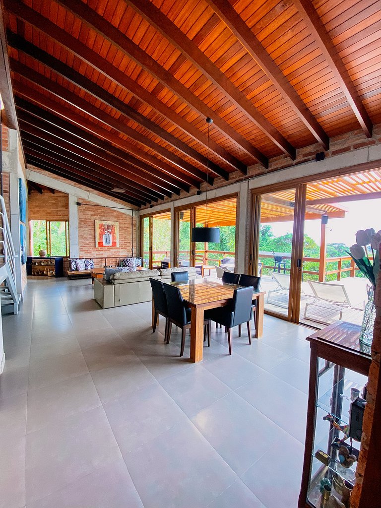 Casa de alto padrão com deck panorâmico e vista total para o