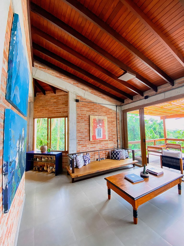 Casa de alto padrão com deck panorâmico e vista total para o