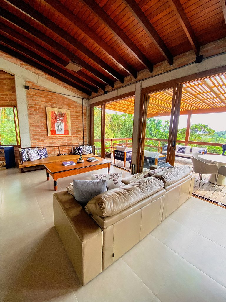 Casa de alto padrão com deck panorâmico e vista total para o