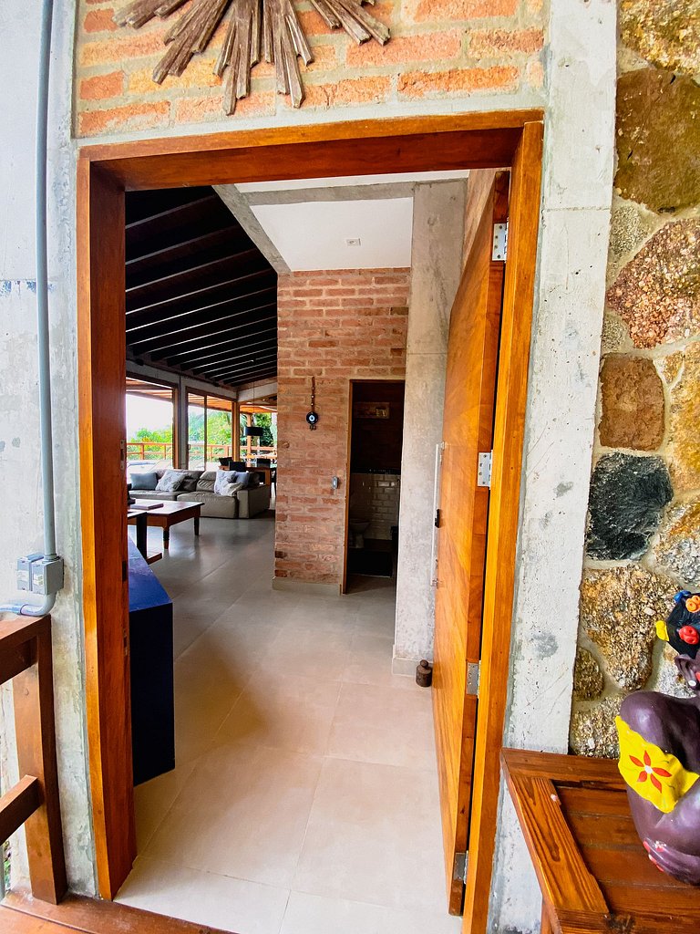 Casa de alto padrão com deck panorâmico e vista total para o