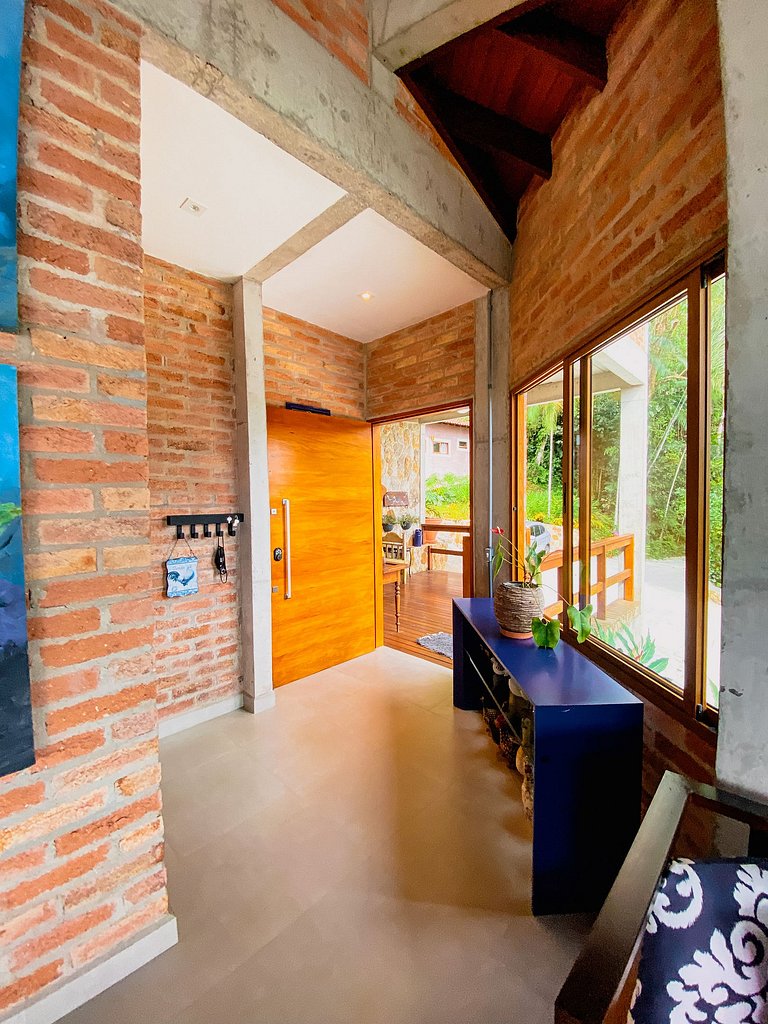 Casa de alto padrão com deck panorâmico e vista total para o