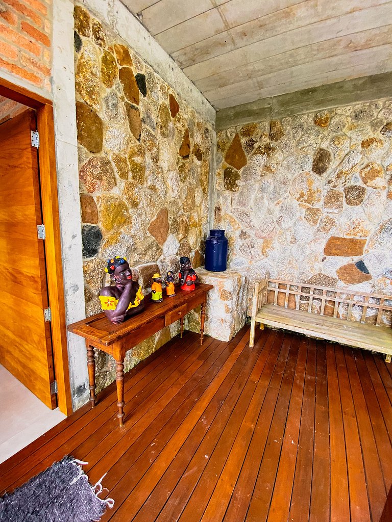 Casa de alto padrão com deck panorâmico e vista total para o