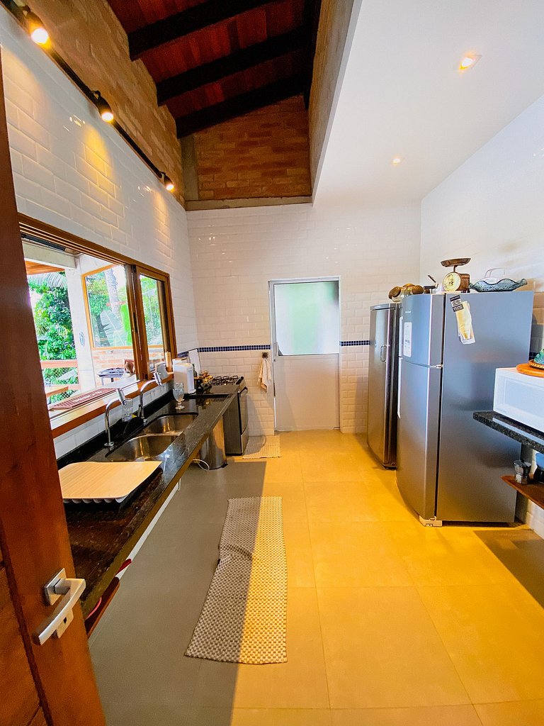 Casa de alto padrão com deck panorâmico e vista total para o