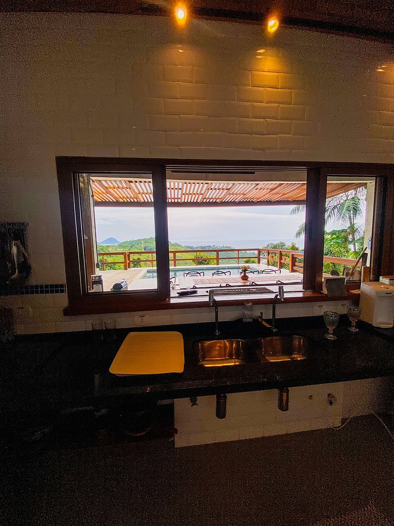 Casa de alto padrão com deck panorâmico e vista total para o