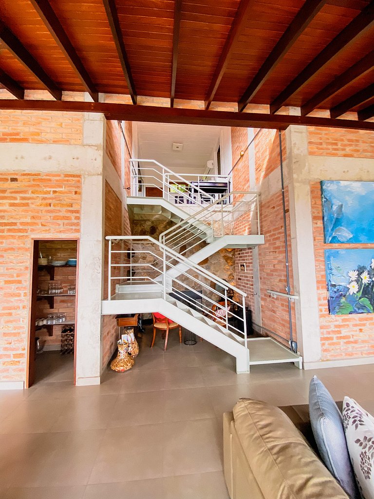 Casa de alto padrão com deck panorâmico e vista total para o