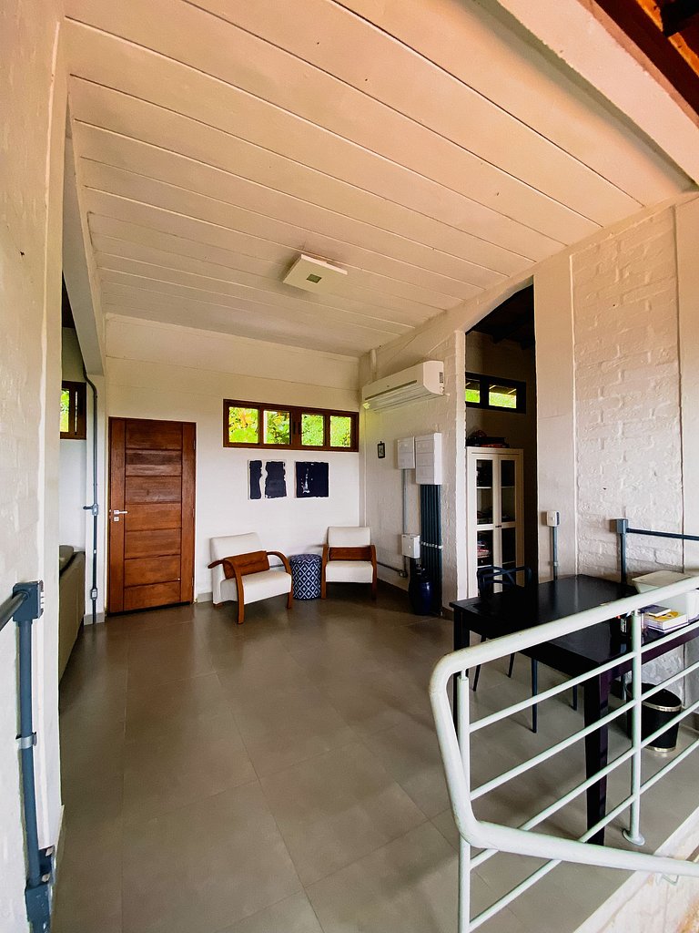 Casa de alto padrão com deck panorâmico e vista total para o