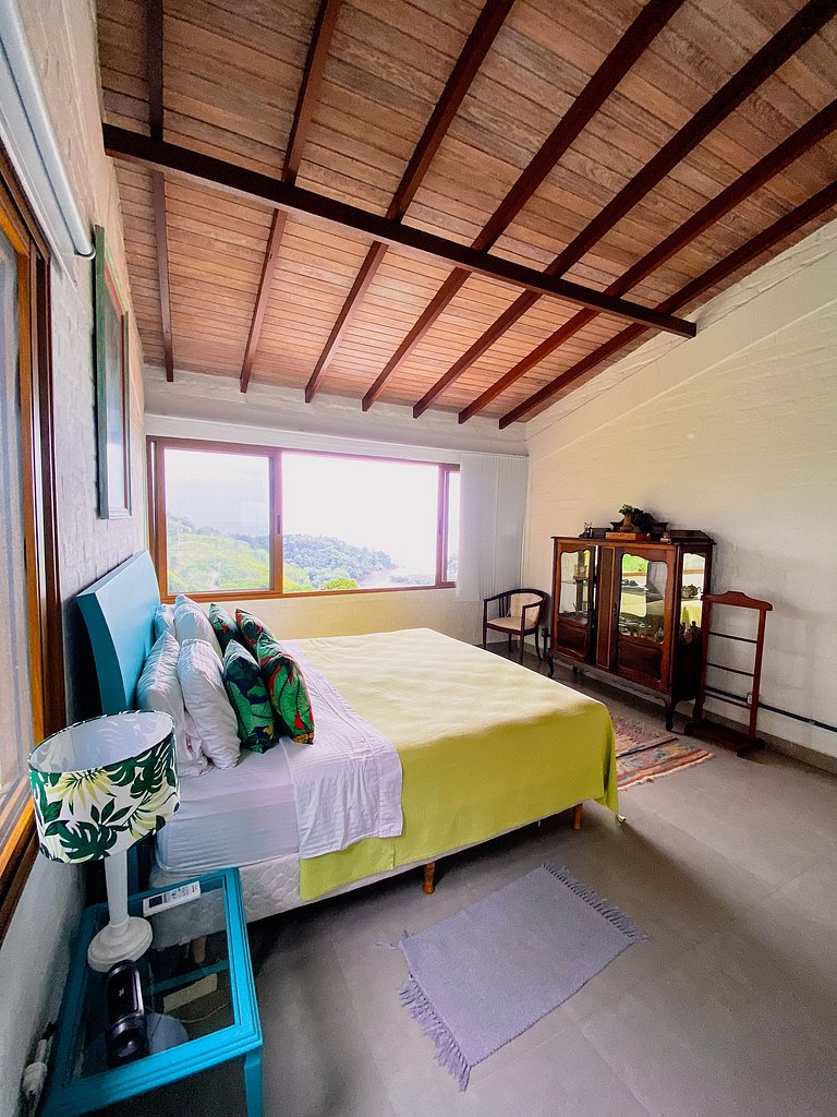 Casa de alto padrão com deck panorâmico e vista total para o