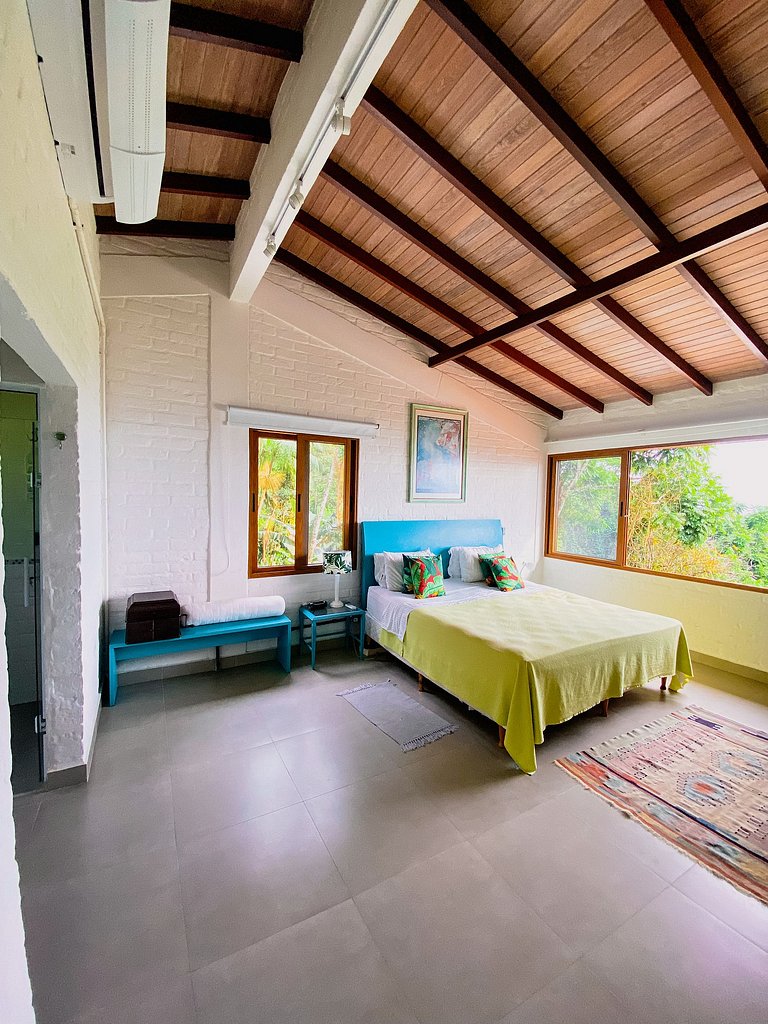 Casa de alto padrão com deck panorâmico e vista total para o