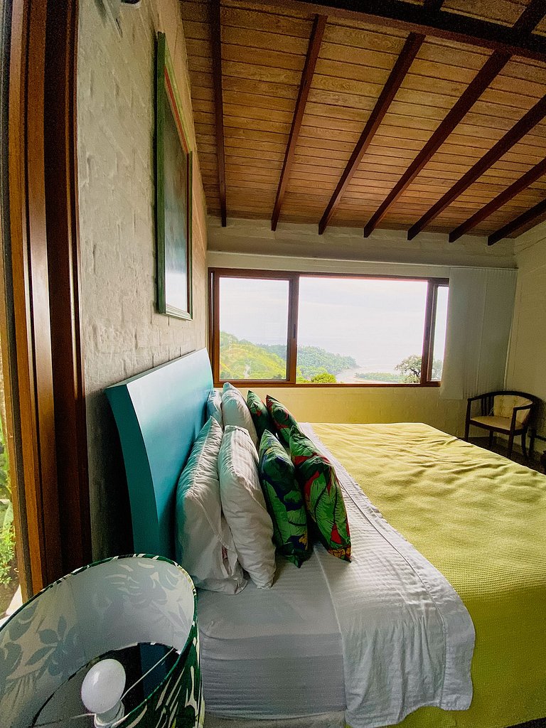 Casa de alto padrão com deck panorâmico e vista total para o