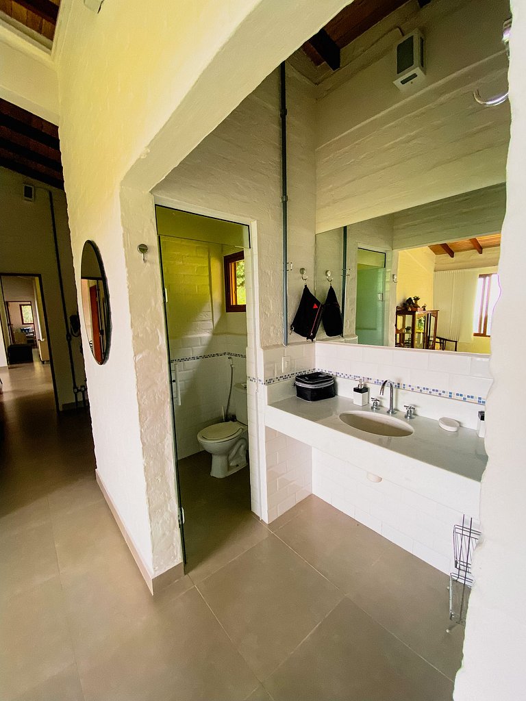 Casa de alto padrão com deck panorâmico e vista total para o