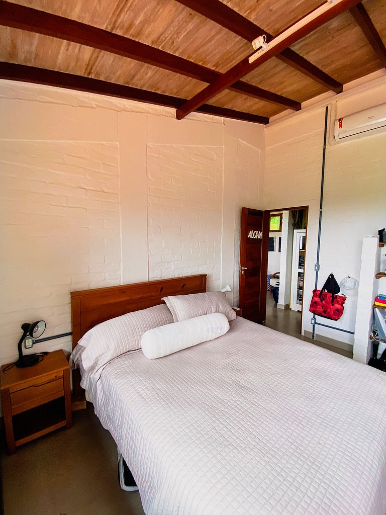 Casa de alto padrão com deck panorâmico e vista total para o