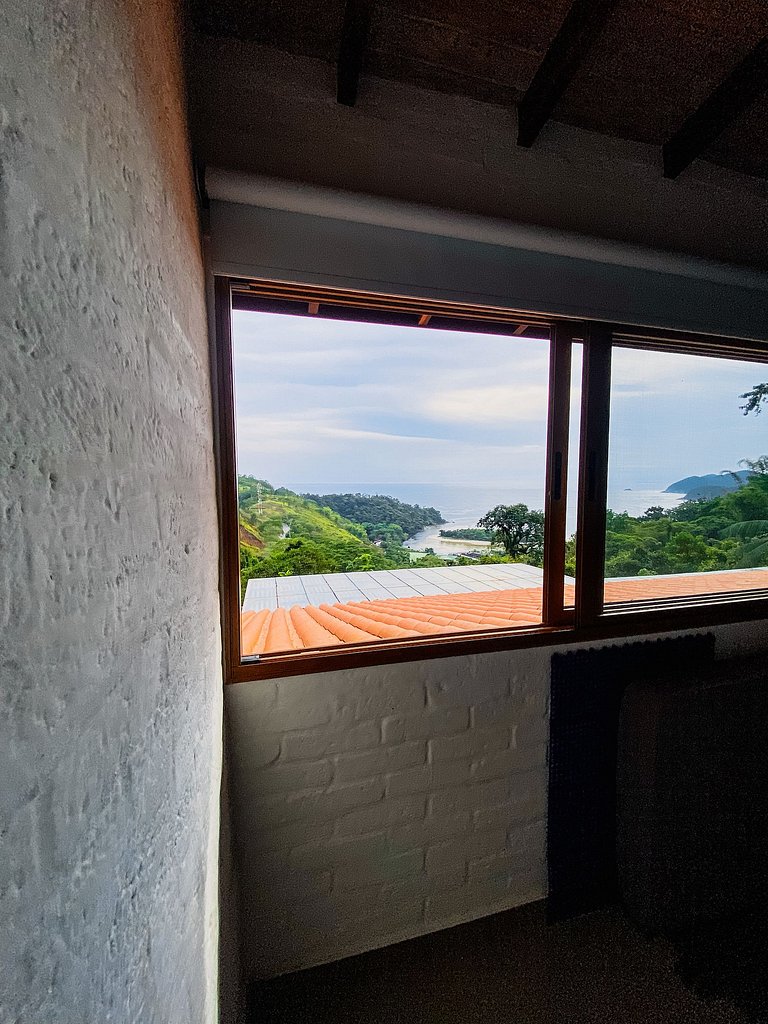 Casa de alto padrão com deck panorâmico e vista total para o