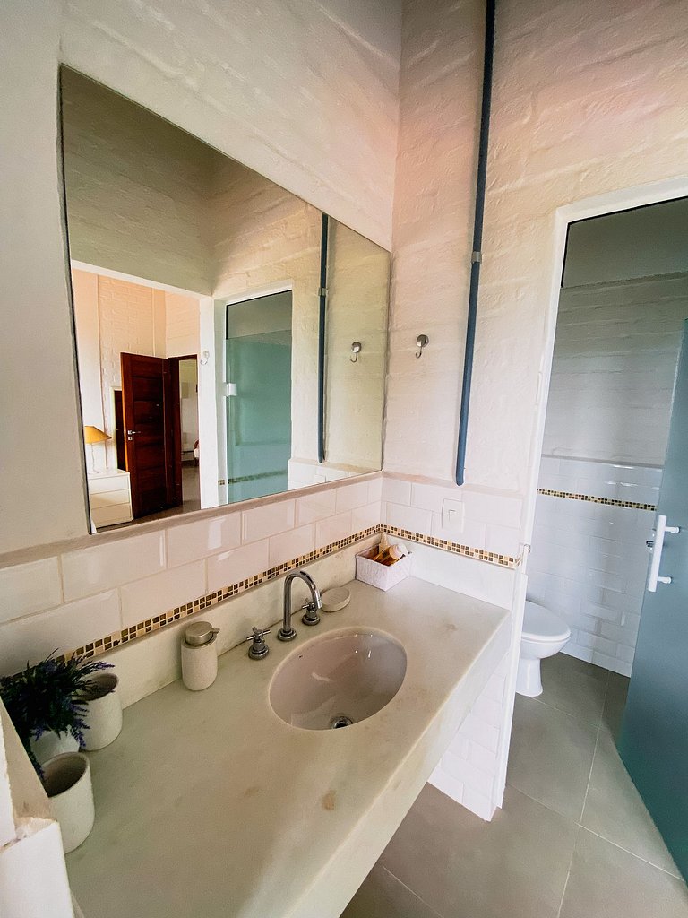 Casa de alto padrão com deck panorâmico e vista total para o