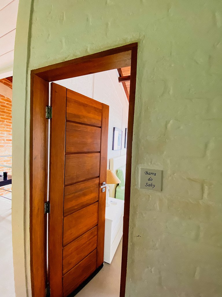 Casa de alto padrão com deck panorâmico e vista total para o