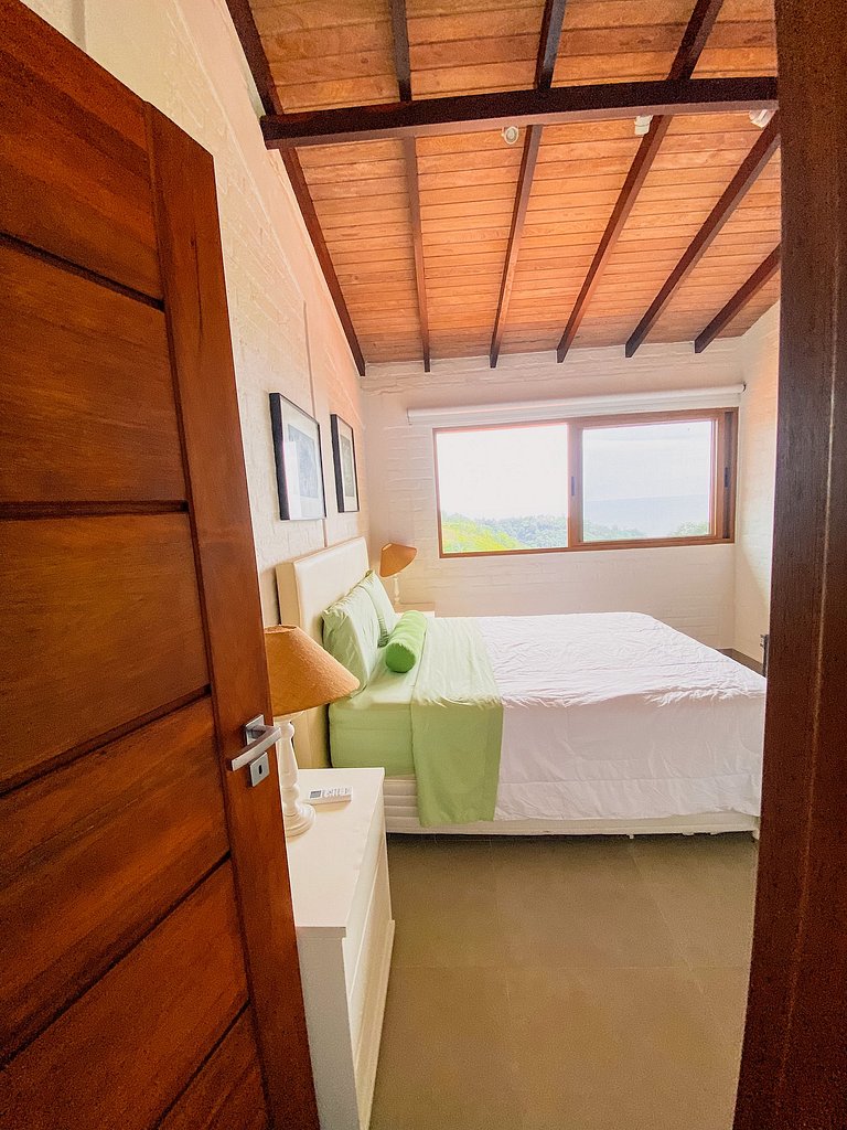 Casa de alto padrão com deck panorâmico e vista total para o