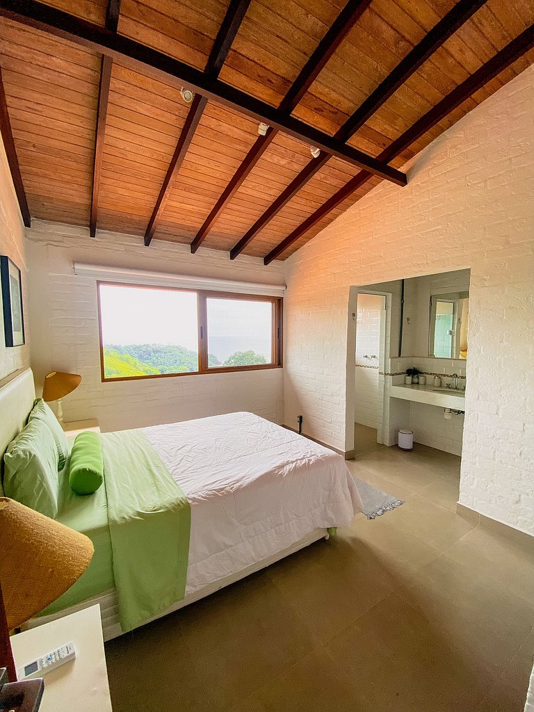 Casa de alto padrão com deck panorâmico e vista total para o