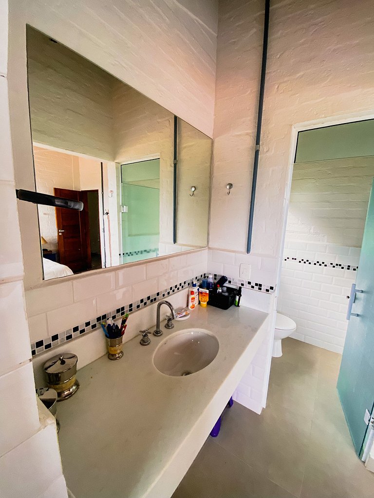 Casa de alto padrão com deck panorâmico e vista total para o