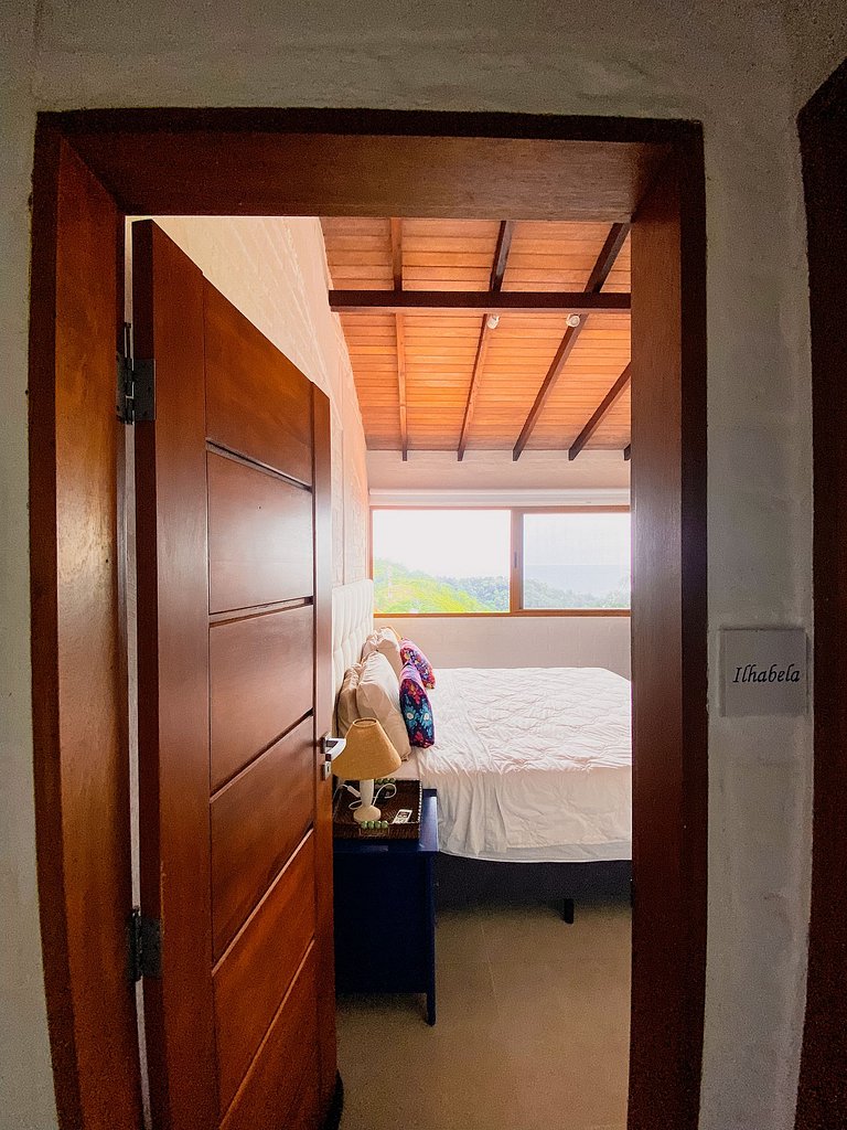 Casa de alto padrão com deck panorâmico e vista total para o