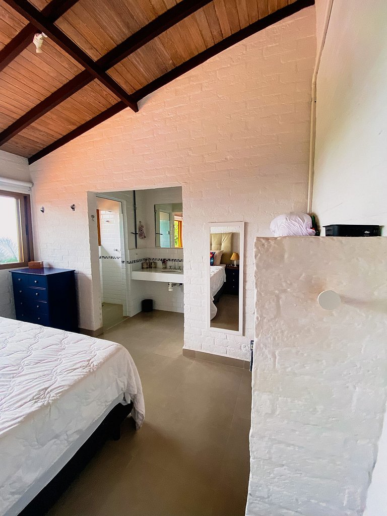 Casa de alto padrão com deck panorâmico e vista total para o