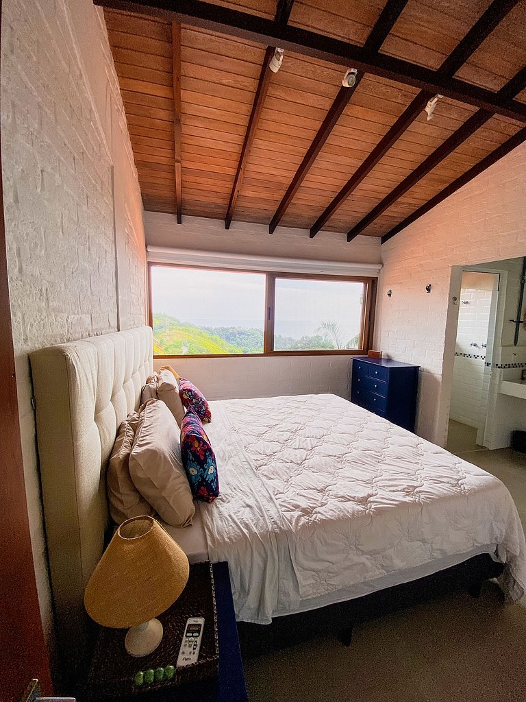 Casa de alto padrão com deck panorâmico e vista total para o