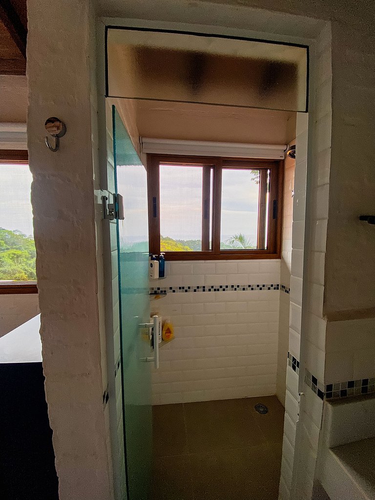 Casa de alto padrão com deck panorâmico e vista total para o