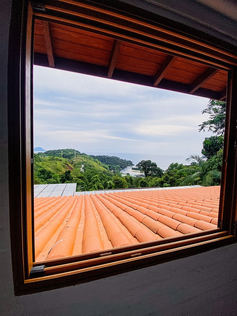 Casa de alto padrão com deck panorâmico e vista total para o