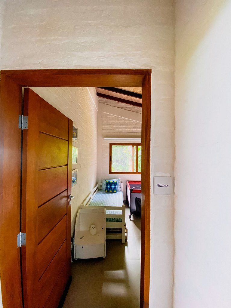 Casa de alto padrão com deck panorâmico e vista total para o