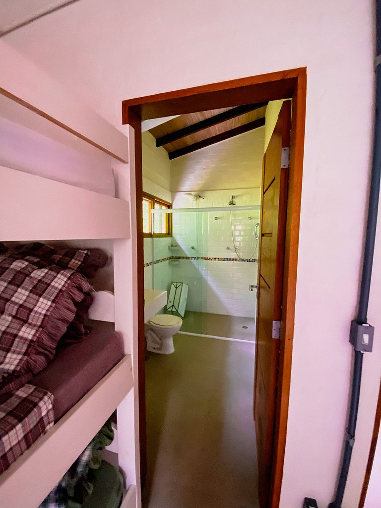 Casa de alto padrão com deck panorâmico e vista total para o