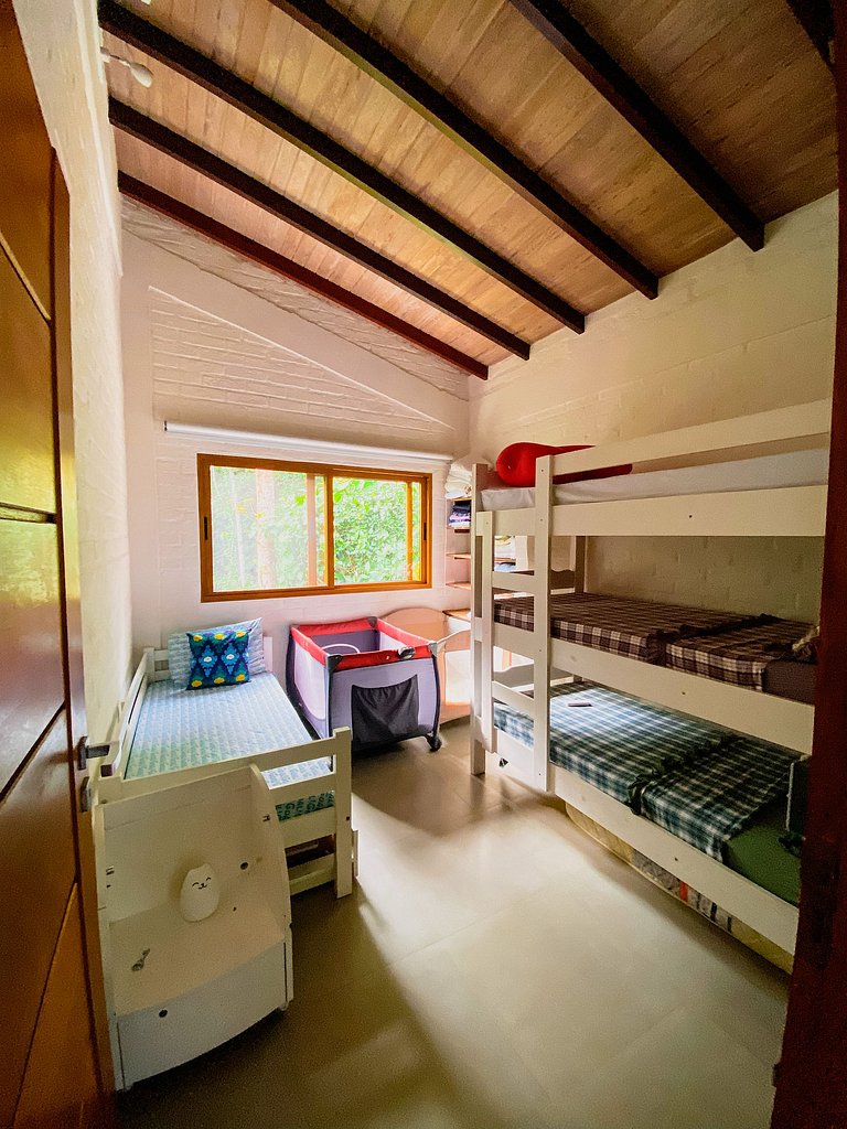 Casa de alto padrão com deck panorâmico e vista total para o