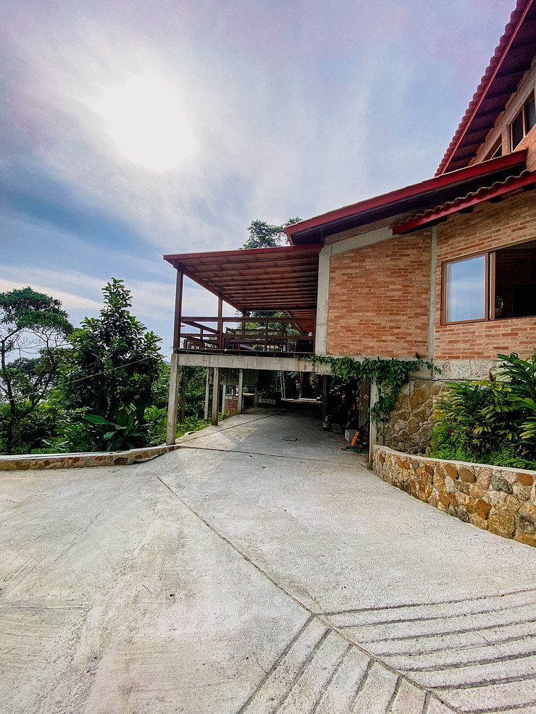 Casa de alto padrão com deck panorâmico e vista total para o