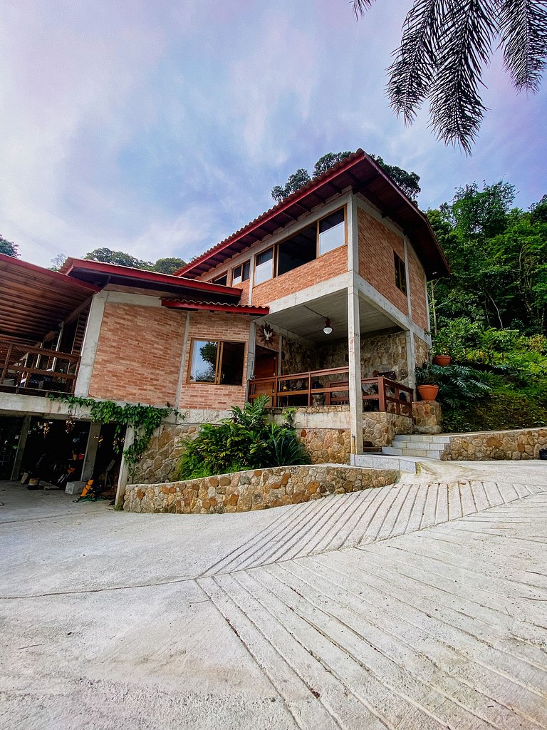 Casa de alto padrão com deck panorâmico e vista total para o