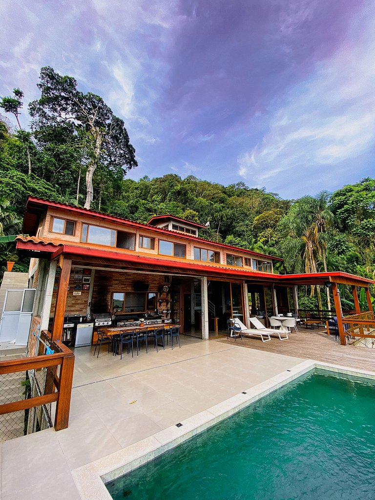 Casa de alto padrão com deck panorâmico e vista total para o