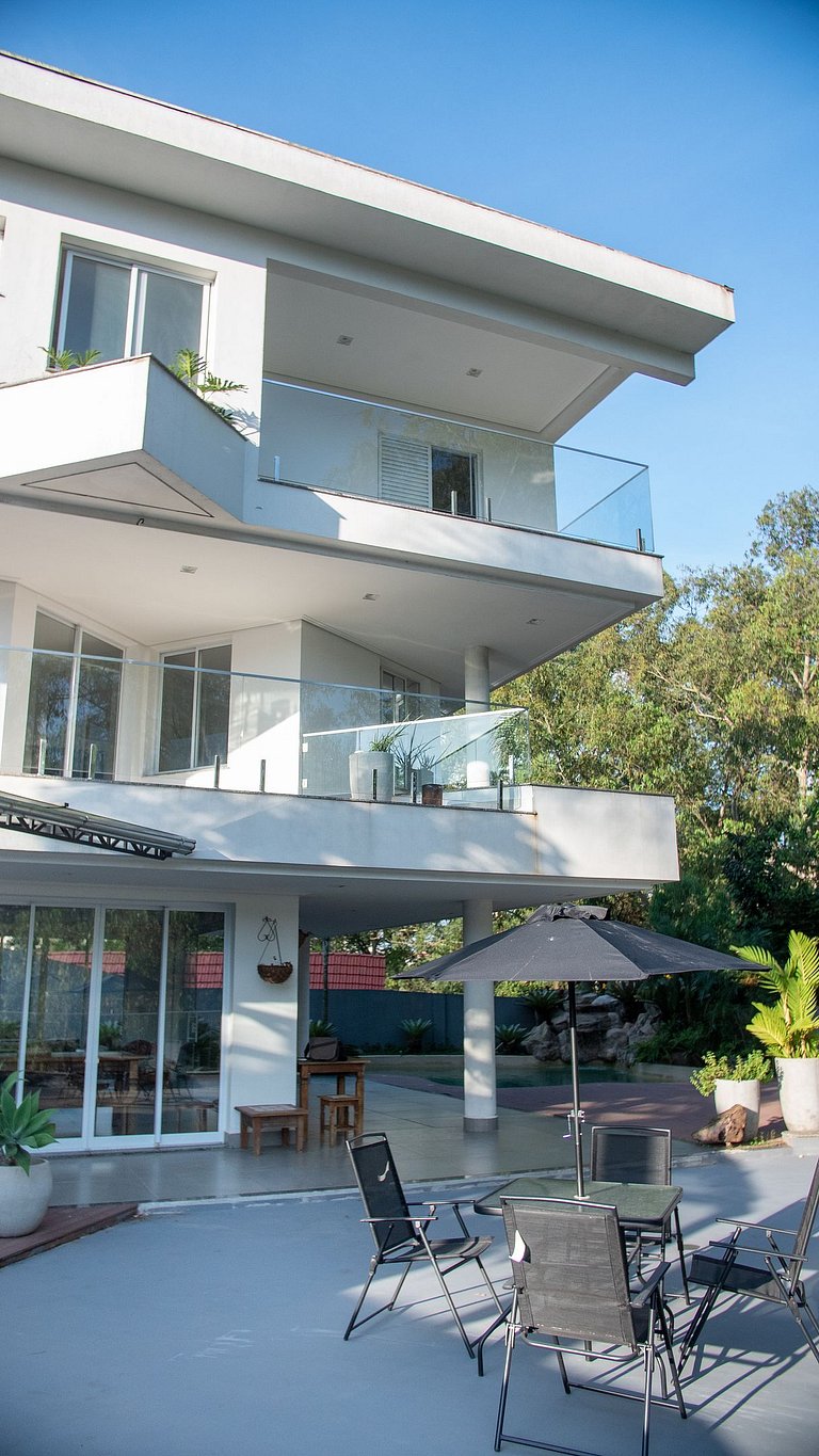 Casa moderna de alto padrão em condomínio exclusivo na Granj