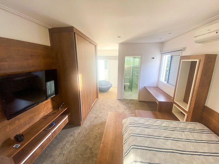 Mansão em condomínio exclusivo na Granja Viana