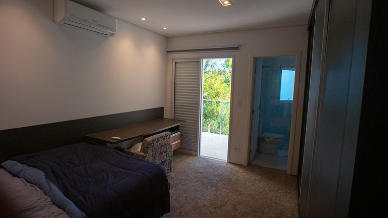 Mansão em condomínio exclusivo na Granja Viana