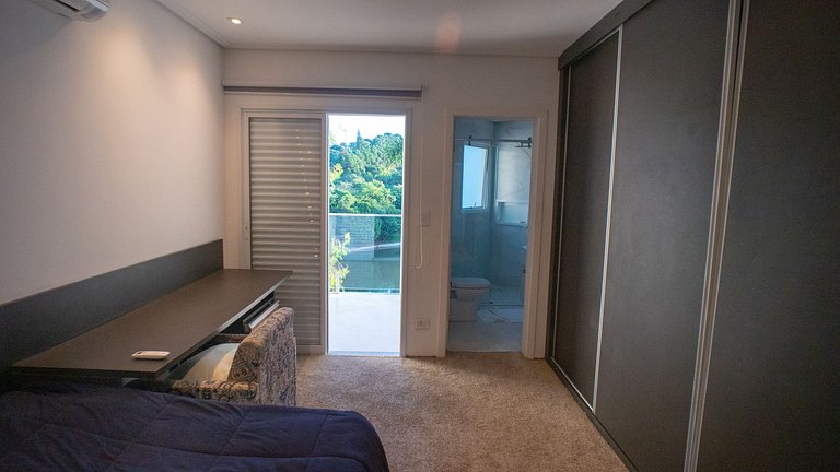 Casa moderna de alto padrão em condomínio exclusivo na Granj