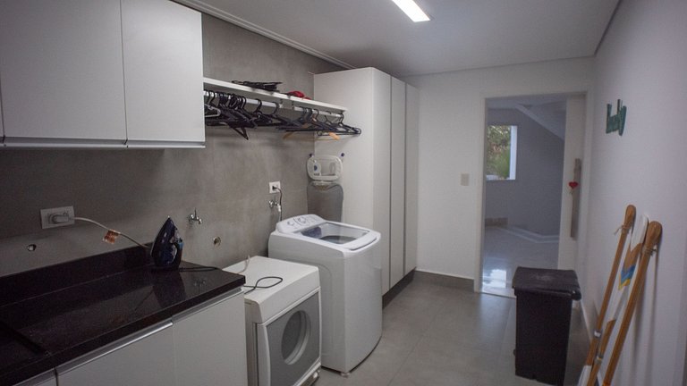 Mansão em condomínio exclusivo na Granja Viana