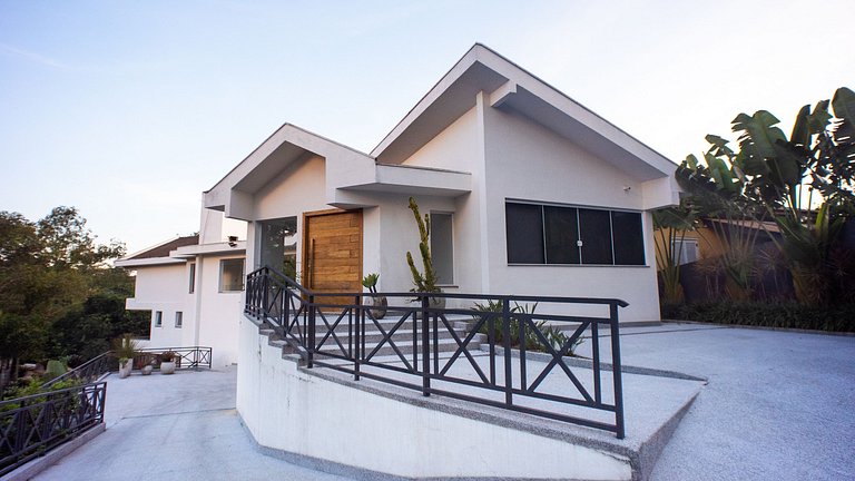 Casa moderna de alto padrão em condomínio exclusivo na Granj