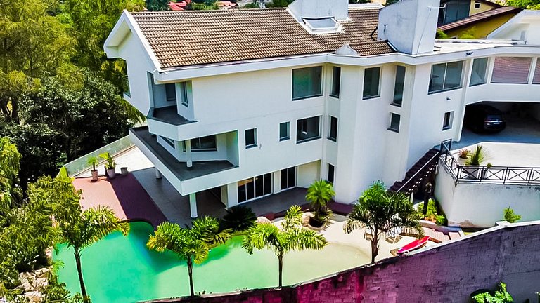 Casa moderna de alto padrão em condomínio exclusivo na Granj